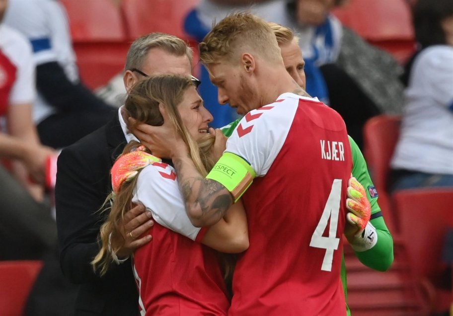 El conmovedor consuelo del capitán danés Simon Kjaer con la pareja de Christian Eriksen