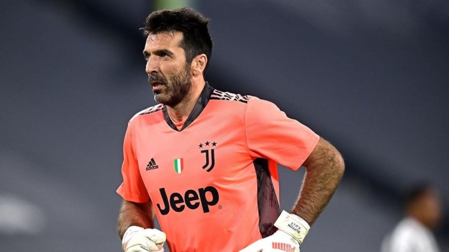 Gianluigi Buffon seguirá jugando al menos por un año más