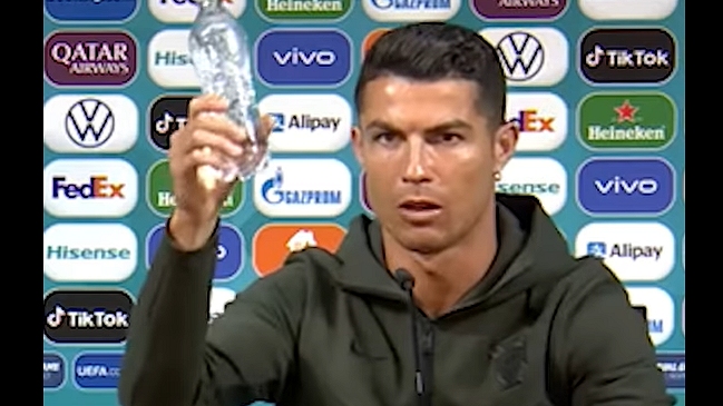 “¡Agua!”: La reacción viral de Cristiano por presencia de una bebida gaseosa en conferencia