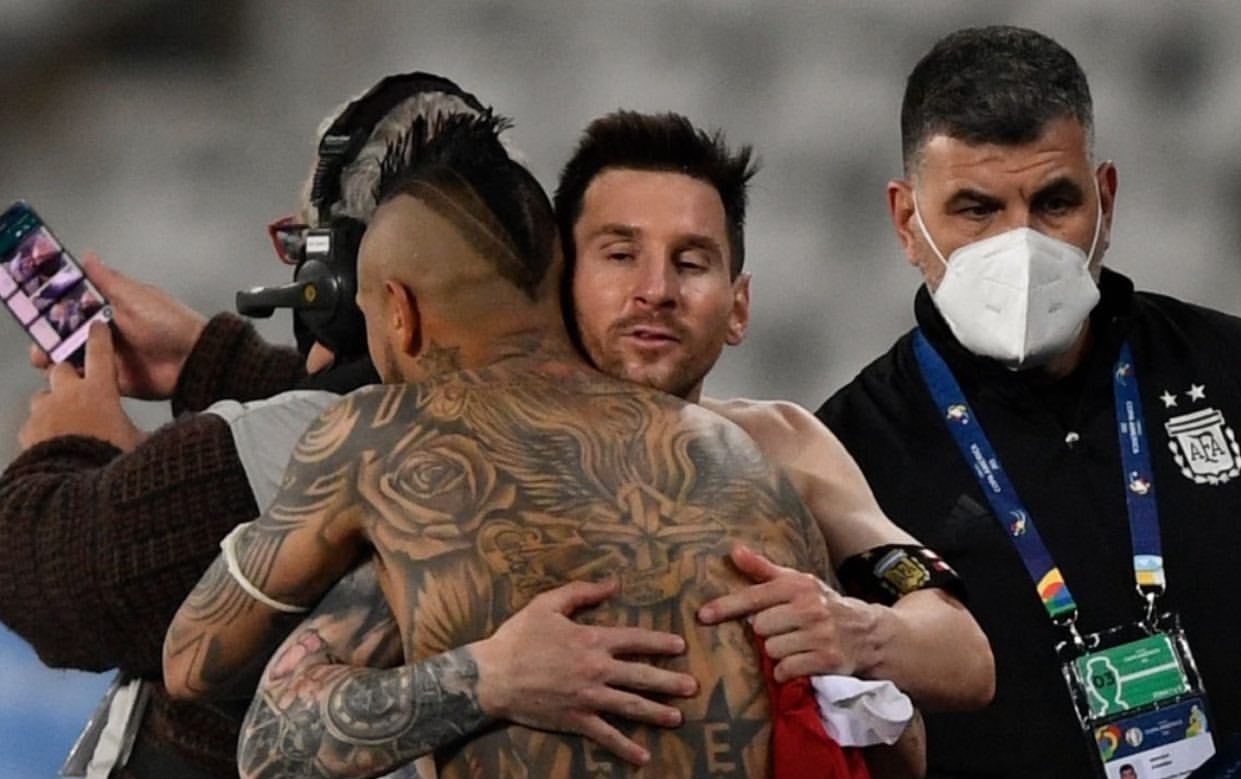 La felicidad de Vidal por encuentro con su amigo Messi: “Qué lindo verte siempre extraterrestre”