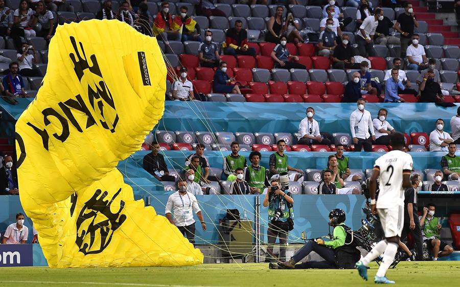 Activista de Greenpeace perdió el control de su paracaídas y cayó en el Allianz Arena