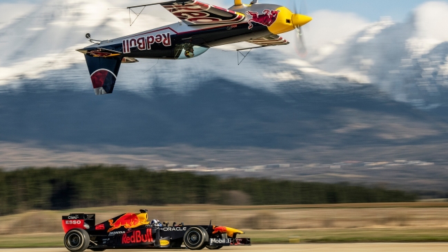 Auto de Fórmula 1 se enfrentó en intensa carrera a un avión