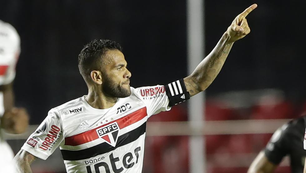 Dani Alves criticó el VAR en Brasil: “En manos de incompetentes no sirve”