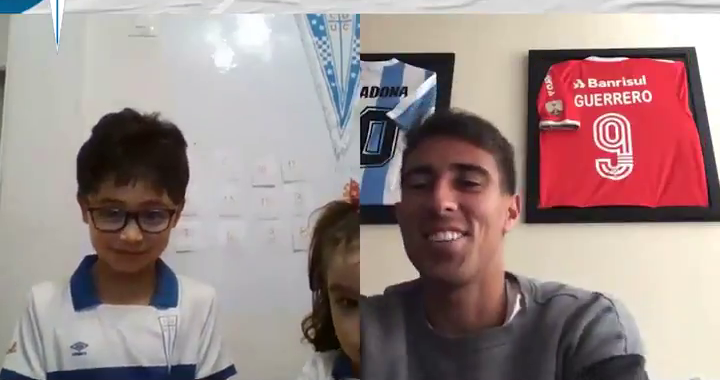 Diego Valencia sorprendió a un pequeño hincha de la UC en su cumpleaños