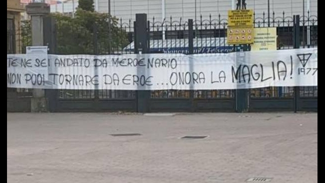 “Mercenario”: Hinchas de Parma colgaron lienzo contra el fichaje de Buffon