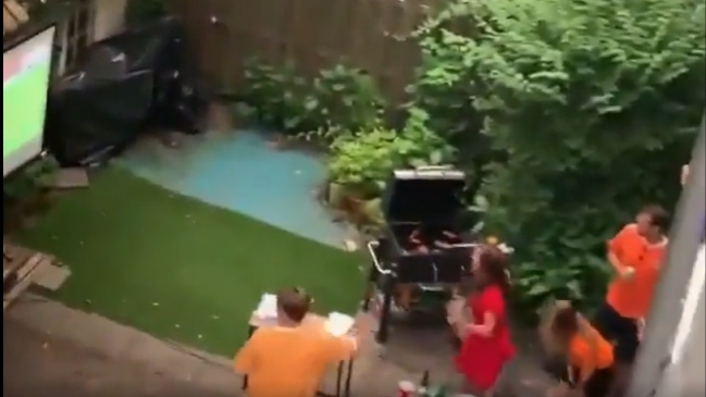 Fanáticos aprovecharon que sus vecinos veían partido con retraso para jugarles pesada broma