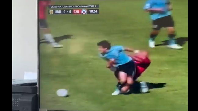 “Solo balón, profe”: “Chupete” Suazo recordó patadón que dio en un partido ante Uruguay