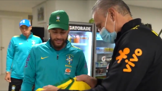 Neymar le entregó un regalo a Tite en nombre de los seleccionados brasileños