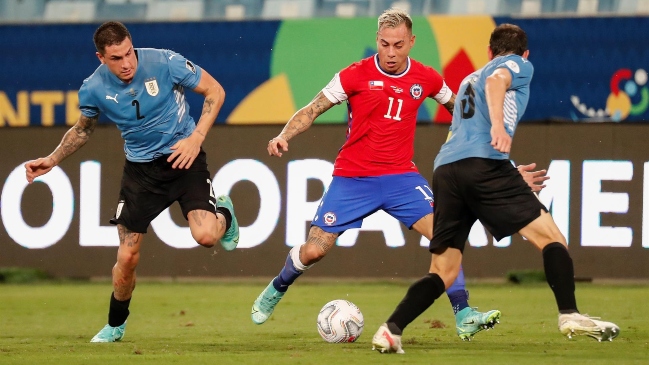 Eduardo Vargas abandonó con molestias musculares el partido ante Uruguay