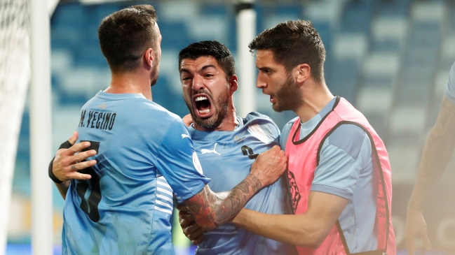 ¿Golpeó a Vidal? El empate de Luis Suárez en duelo entre Uruguay y la Roja
