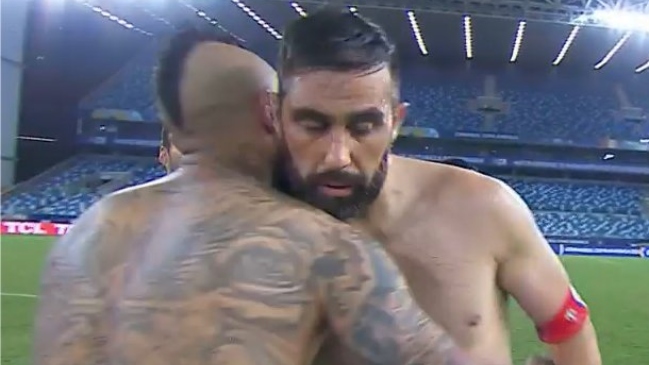 ¿Reconciliación total en Cuiabá? El apretado abrazo de Claudio Bravo y Arturo Vidal