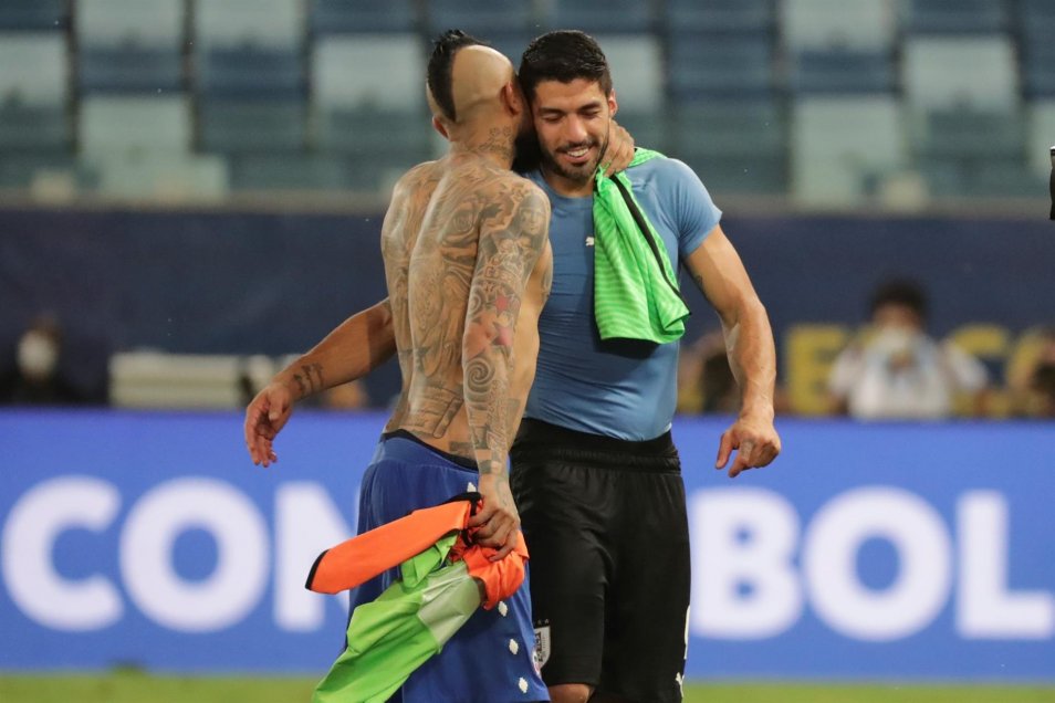 Arturo Vidal y Claudio Bravo tuvieron amistosos saludos con Luis Suárez tras el Chile-Uruguay