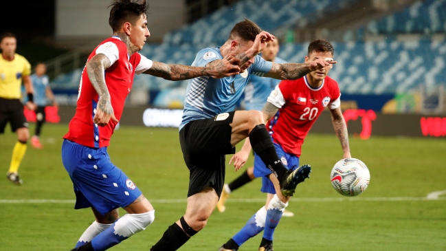 Guillermo Maripán y Erick Pulgar sufrieron lesiones musculares ante Uruguay