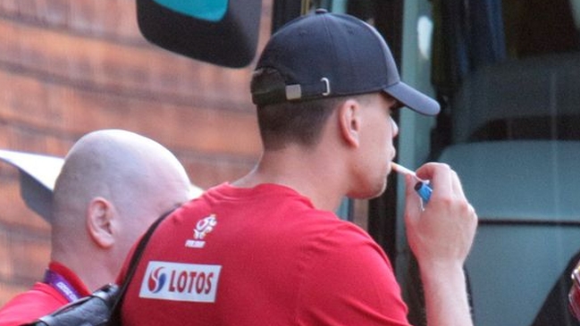 Seleccionador de Polonia criticó a paparazzis que fotografiaron a Szczesny fumando