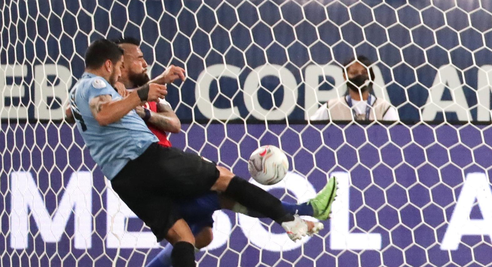 Javier Castrilli acusó “falta” de Suárez a Vidal y criticó ausencia del VAR: “Ese gol estuvo viciado de nulidad”