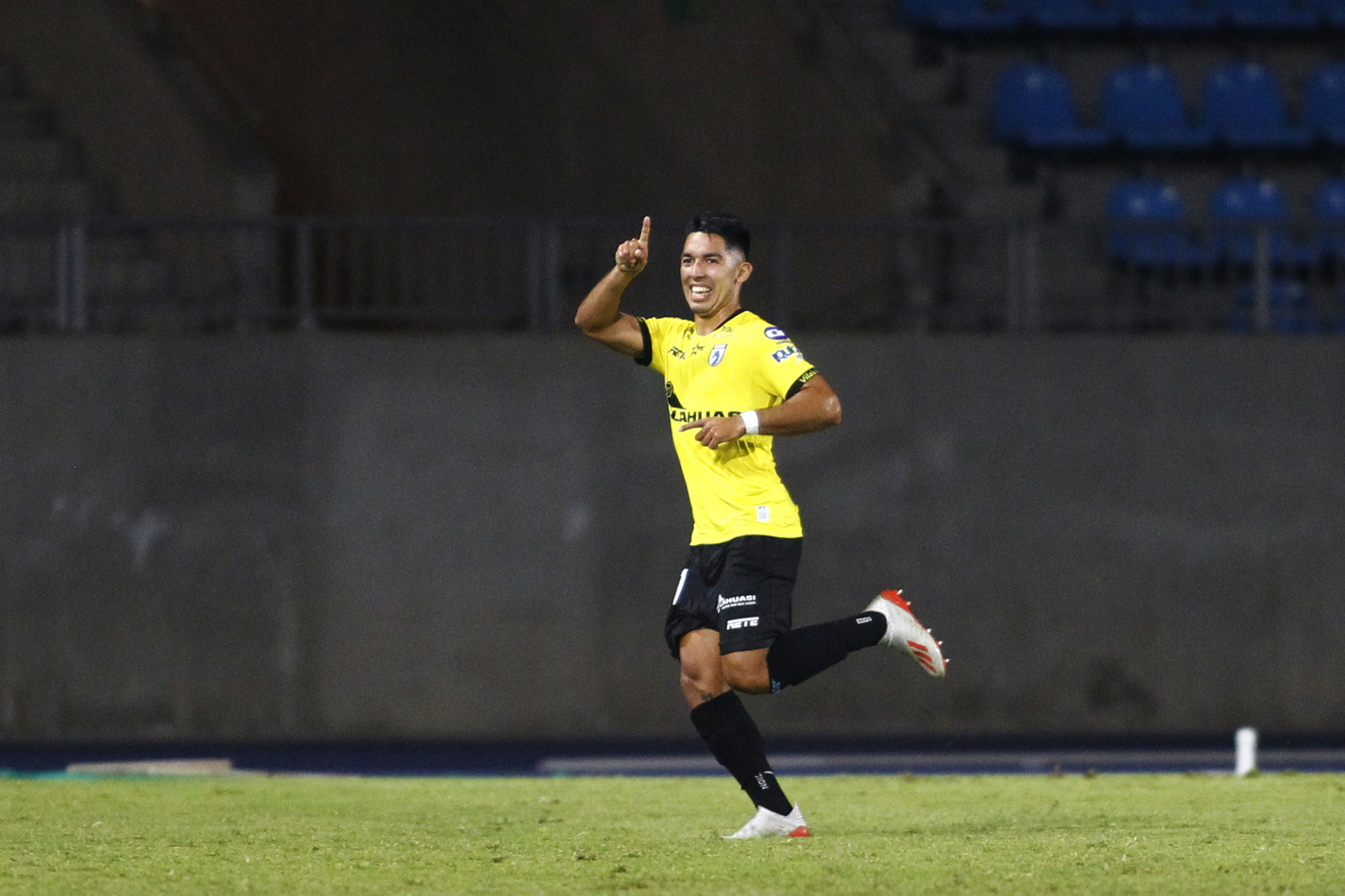 Diego Fernández decretó el empate de Iquique ante la UC con un golazo de tiro libre