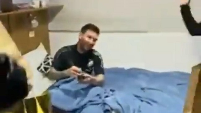 Los cariñosos saludos que recibió el cumpleañero Lionel Messi en la concentración de Argentina