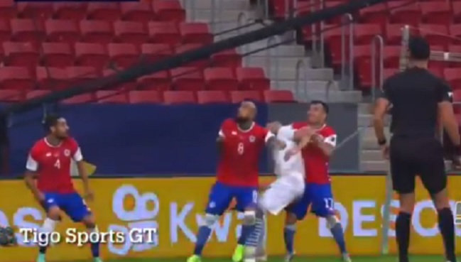 ¿Fue falta clara de Medel? El penal sancionado por Wilmar Roldán a favor de Paraguay