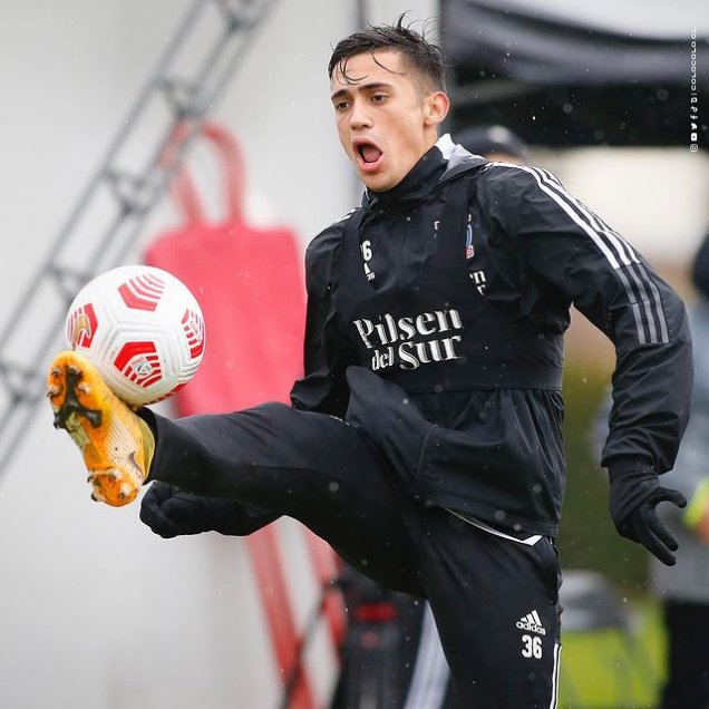 ¡Terminaron embarrados! Colo Colo tuvo animada práctica bajo la lluvia en el Monumental
