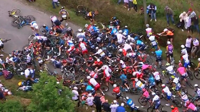 Espectador causó tremenda caída del pelotón casi completo de ciclistas en el Tour de Francia