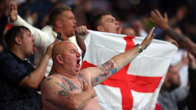 Hinchas ingleses serán castigados si entonan cánticos discriminatorios contra alemanes