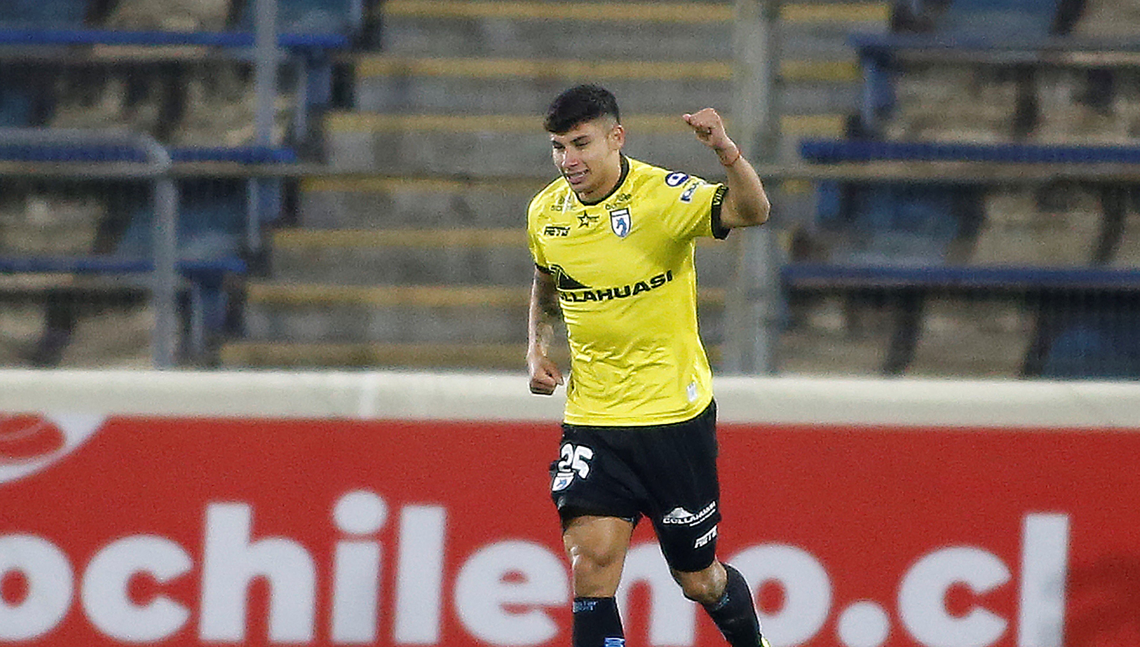 Iquique pilló dormida a la UC en el inicio del segundo tiempo y metió el tercero con gol de Oroz