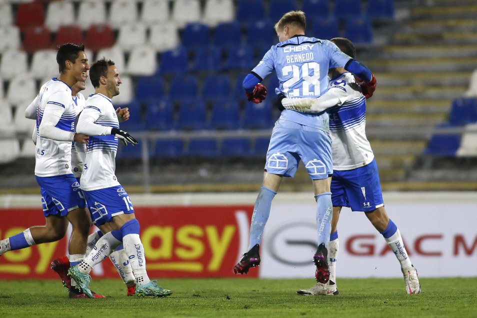 Héroe inesperado: Vicente Bernedo salvó a la UC al atajar un penal en la definición ante Iquique
