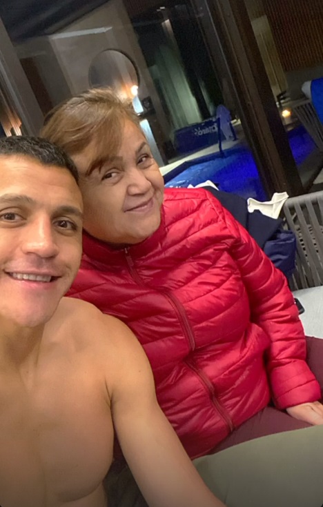 Alexis Sánchez recarga energías junto a su madre en medio de su recuperación