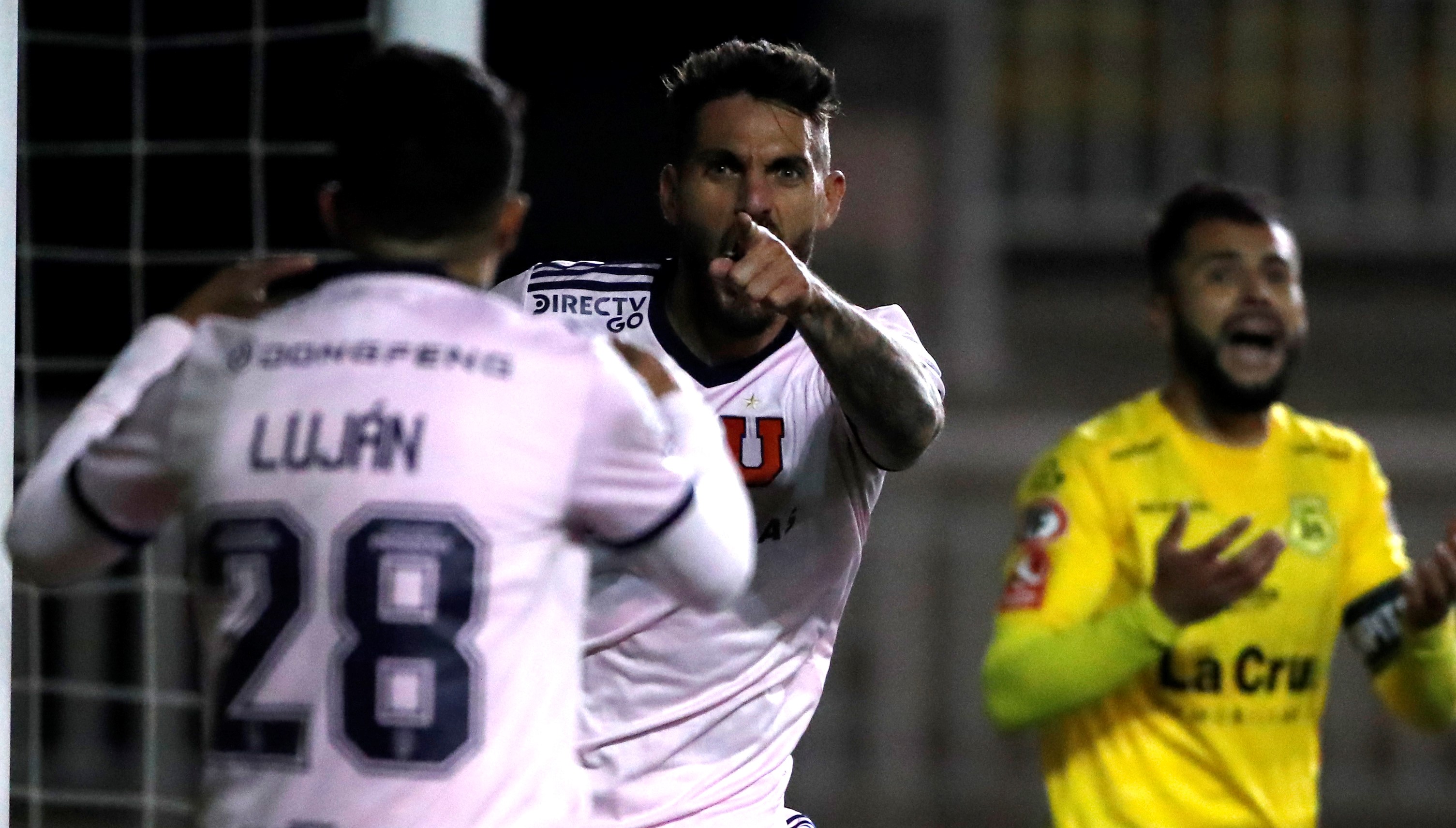 Larrivey con un oportuno cabezazo aumentó la ventaja de la U sobre San Luis en Copa Chile
