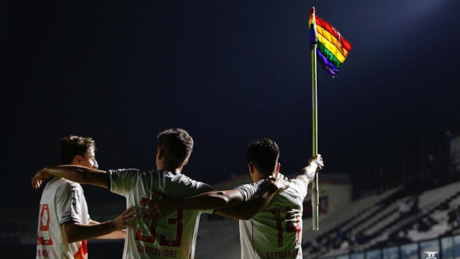 Delantero argentino festejó gol flameando la bandera del orgullo LGBT en el fútbol brasileño