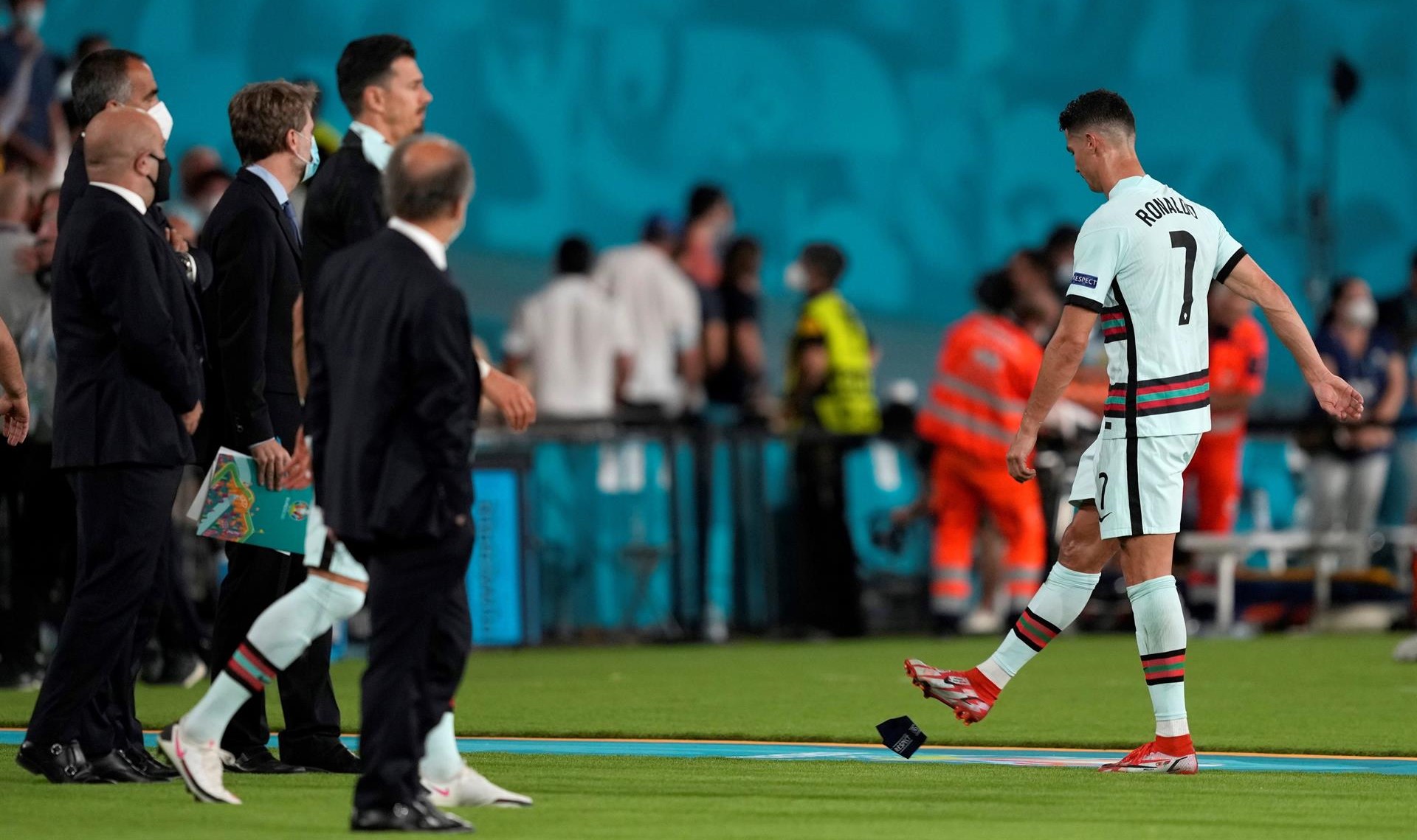 ¡Frustración! Cristiano Ronaldo pateó la jineta de capitán tras la eliminación de Portugal en la Euro 2020