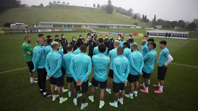 Brasil entrenó con tres jugadores menos de cara al duelo con la Roja