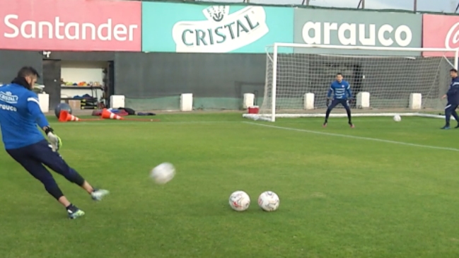 El extraordinario y potente gol de tiro libre de Claudio Bravo en la práctica de la Roja