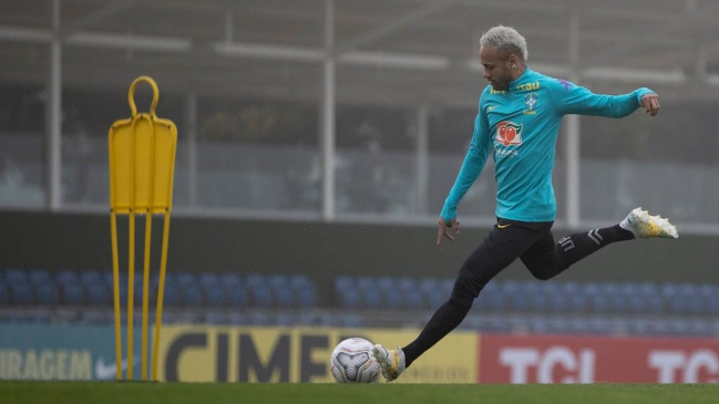 Tite jugó al misterio en nueva práctica de Brasil y resguardó la formación para jugar ante Chile