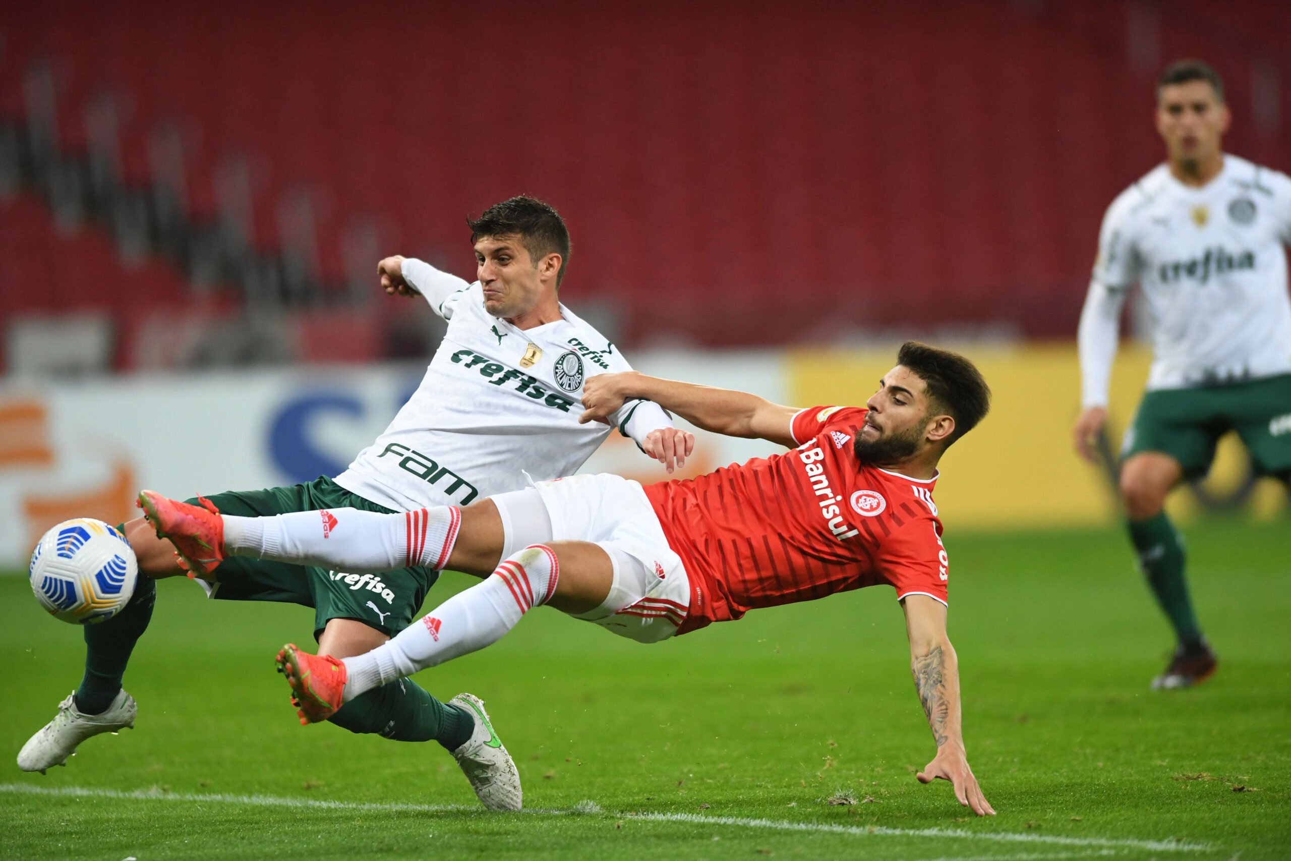 Cometió un penal: Benjamín Kuscevic fue expulsado en triunfo de Palmeiras sobre Inter