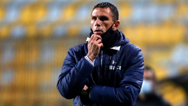 Poyet se quejó por la regla de los sub 21 y lamentó ausencia de jugadores nominados a La Roja