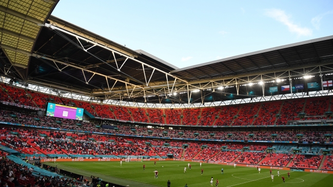Ministro alemán calificó a la UEFA de “irresponsable” por permitir estadios llenos