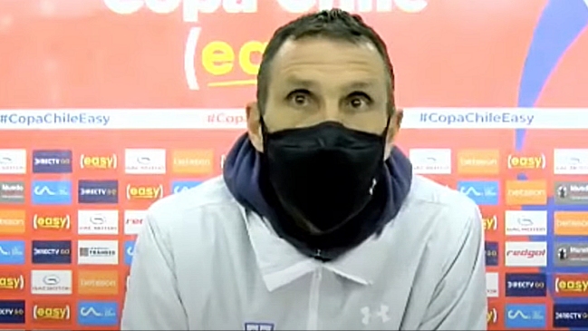 Poyet cargó contra un periodista: Tienes suerte en Chile, en otro lado del mundo no trabajabas