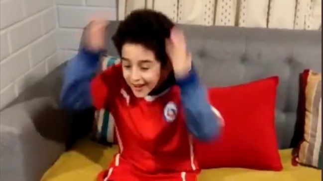 La felicidad del pequeño Cristóbal al saber que recibirá una camiseta de Ben Brereton