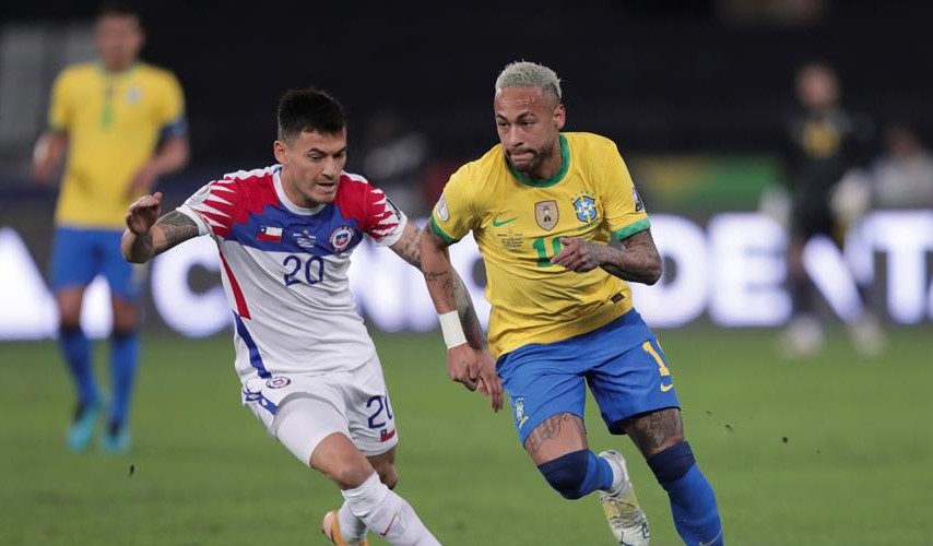 ¿Era para tarjeta roja? El manotazo de Neymar a Charles Aránguiz que no tuvo sanción