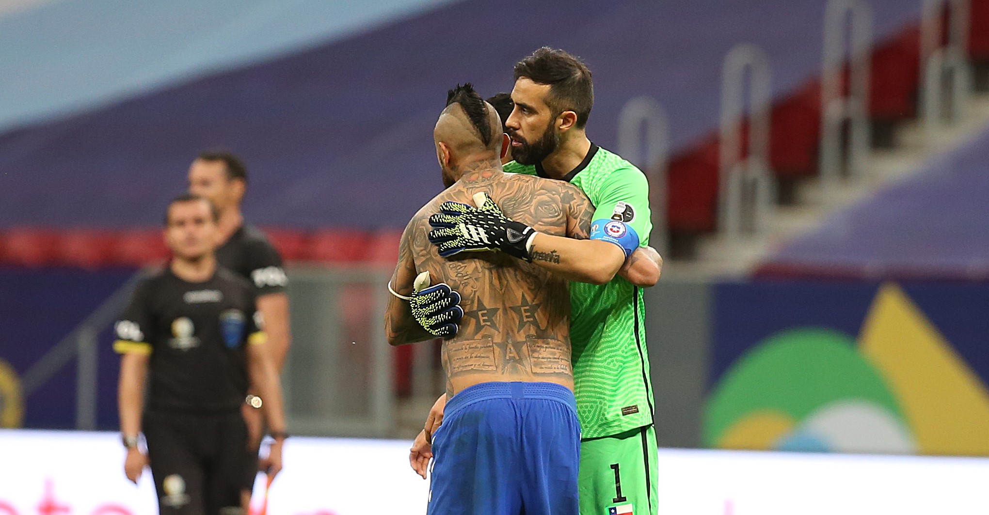 Del abrazo de Bravo-Vidal a jugar con estadios vacíos: Lo bueno, lo malo y lo feo de Chile en la Copa América