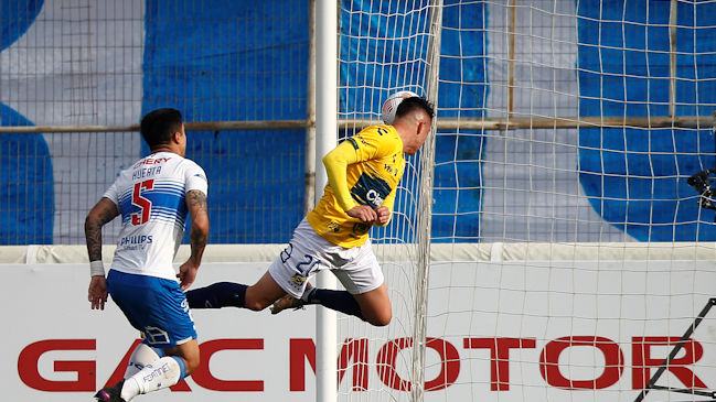 Rodrigo Echeverría arremetió de cabeza y amplió la ventaja de Everton sobre Universidad Católica