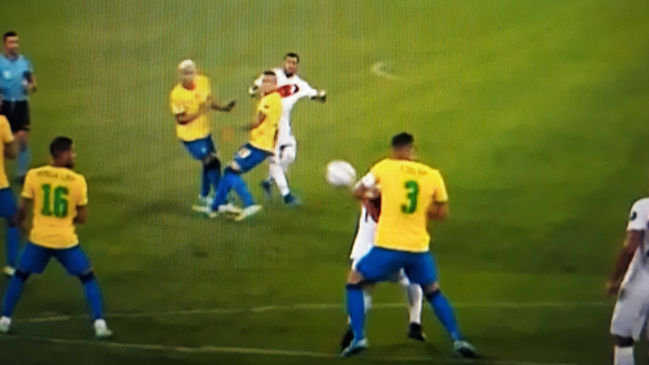 ¿Y el VAR? El presunto penal de Thiago Silva que reclamaron en Perú ante Brasil