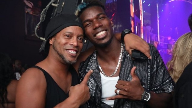 Puro amor: El cariñoso saludo de Ronaldinho y Paul Pogba en una fiesta en Miami