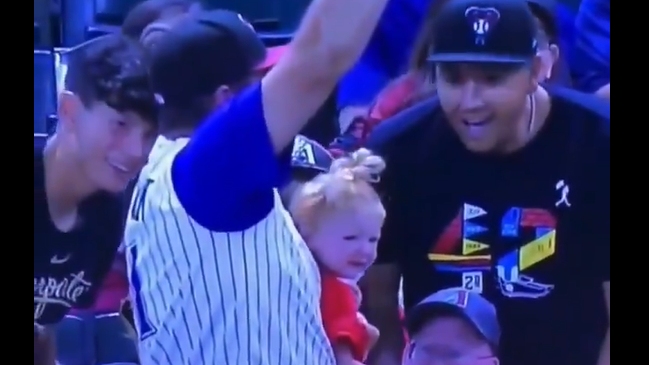 Sujeto atrapó una pelota de béisbol mientras sostenía a su bebé y un vaso con cerveza