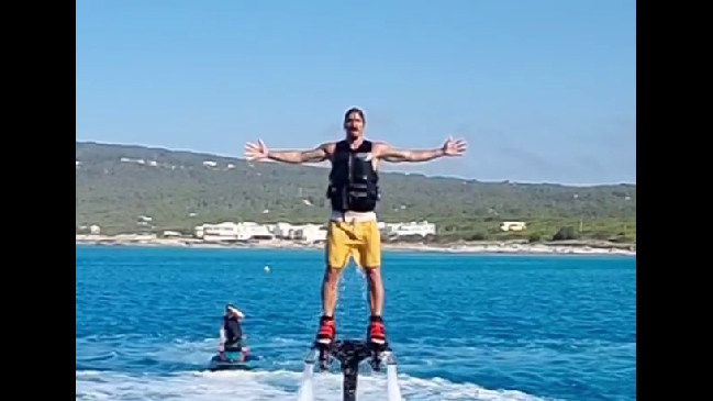 “El ascenso de Dios”: Ibrahimovic sorprendió usando un “flyboard” para emerger desde el agua