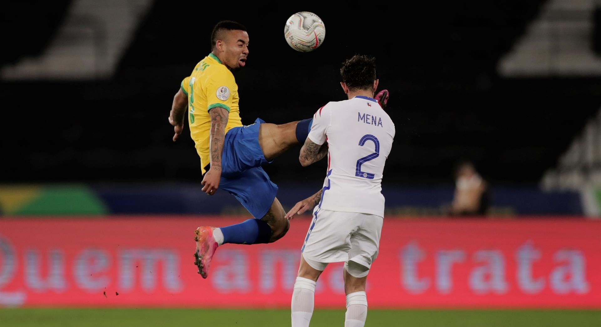 Gabriel Jesús se perderá la final de la Copa América por violenta patada a Eugenio Mena