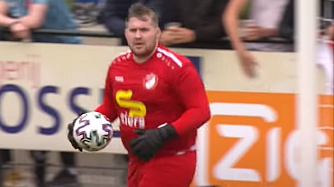 Físico de arquero de rival de Ajax en partido de pretemporada llamó la atención