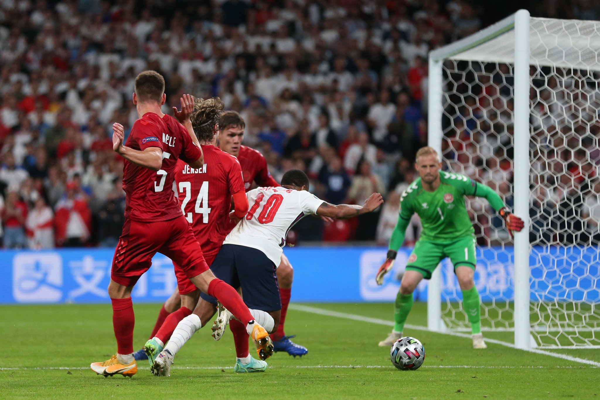 ¿Fue penal o no? El polémico cobro para Inglaterra ante Dinamarca en la Euro 2020