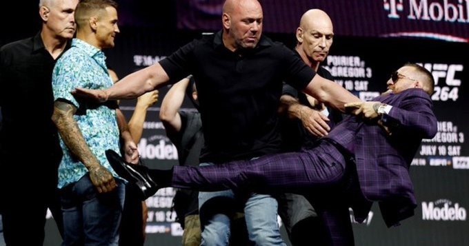 Conor McGregor le lanzó una patada a Dustin Poirier en el careo previo a la pelea en UFC 264